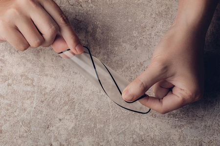 Moshi iVisor AG - Matowa folia ochronna na ekran iPhone 12 / iPhone 12 Pro (czarna ramka)