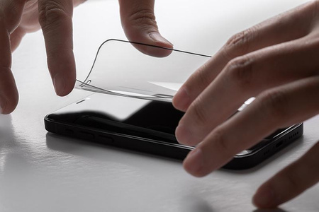 Moshi AirFoil Pro – Elastyczne szkło hybrydowe iPhone 12 / iPhone 12 Pro (czarna ramka)