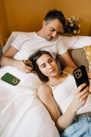 Moshi Napa Slim MagSafe - Skórzane etui iPhone 14 Pro (Juniper Green)