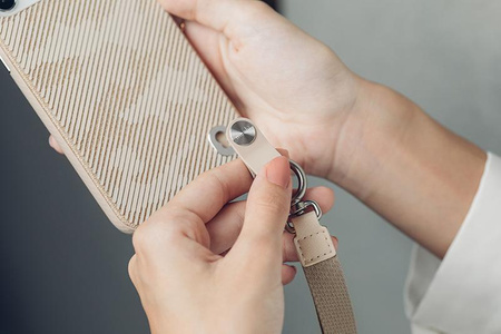 Moshi Altra - Etui z odpinaną smyczką iPhone 12 / iPhone 12 Pro (system SnapTo) (Sahara Beige)