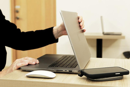 Moshi iGlaze Hardshell Case - Obudowa MacBook Pro 16" (M2/M1/2023-2021) (Stealth Clear)