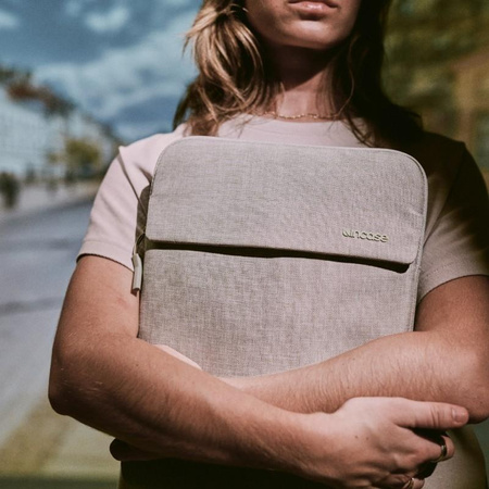 Incase Crosstown Sleeve with Woolenex - Pokrowiec z kieszenią MacBook Pro 16" (M4/M3/M2/M1/2024-2021) (Limestone)