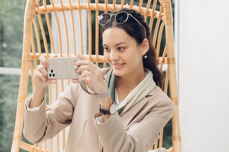 Moshi Altra - Etui z odpinaną smyczką iPhone 12 / iPhone 12 Pro (system SnapTo) (Sahara Beige)